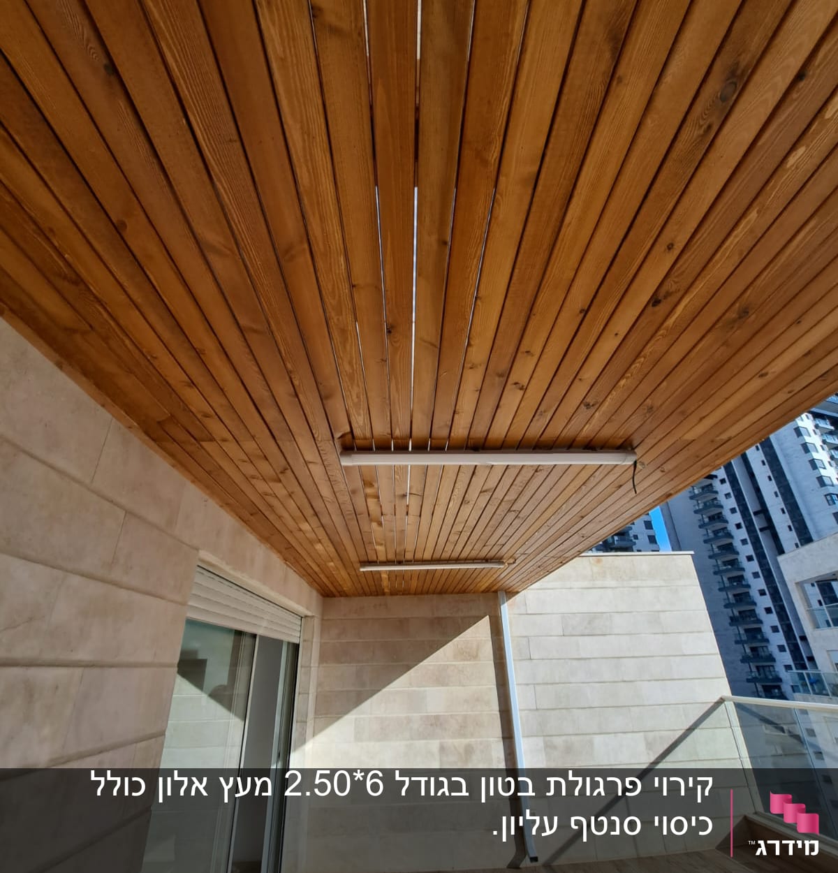 תקרה מעץ עם תאורה על מרפסת מרוצפת עץ